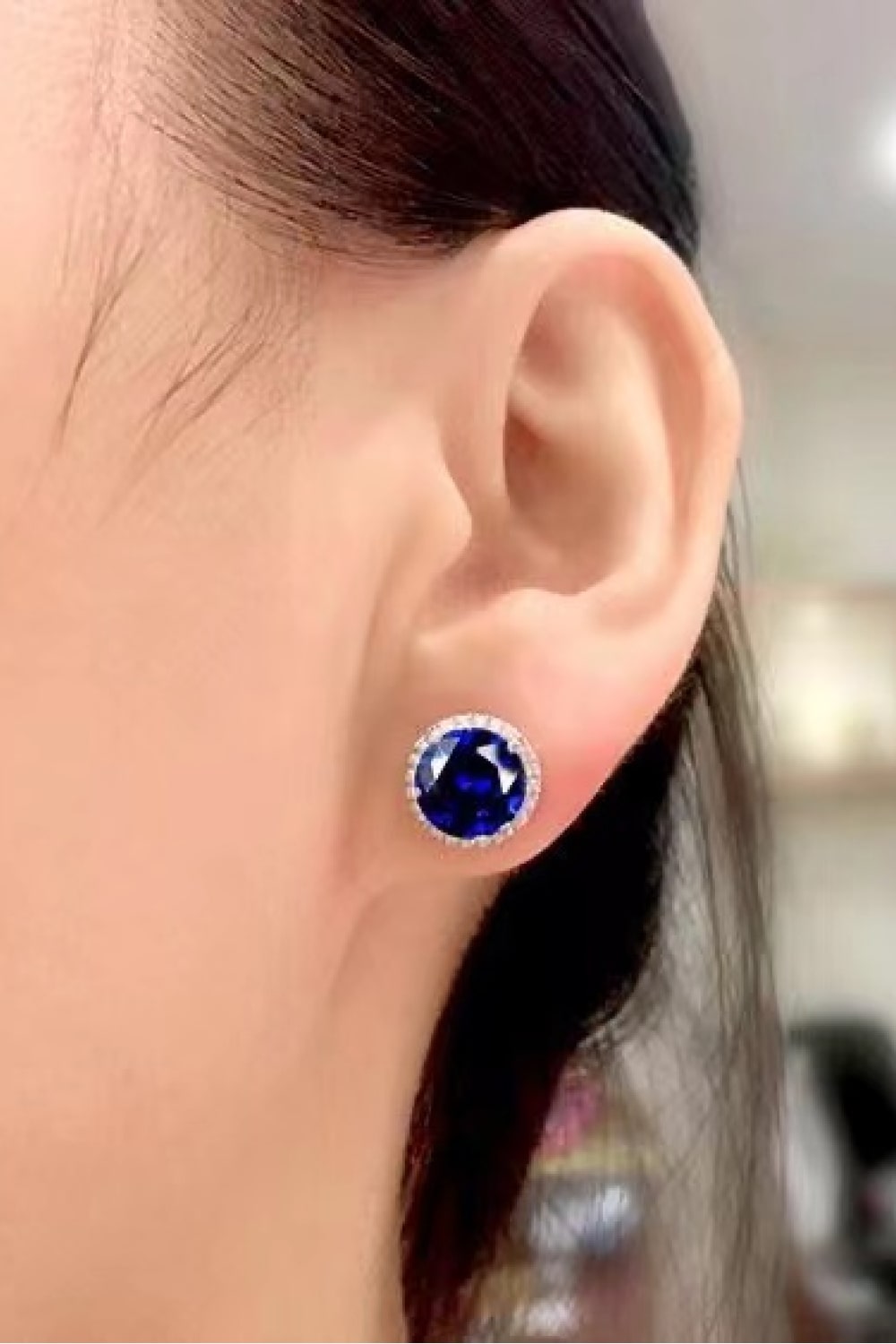 Contrast 2 Carat Moissanite Platinum-Plated Stud Earrings - The Daily Makeover