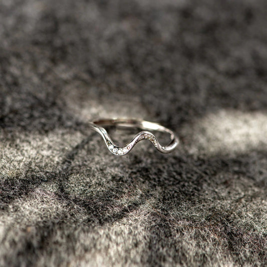 925 Sterling Silver Inlaid Zircon Wave Shape Ring - The Daily Makeover