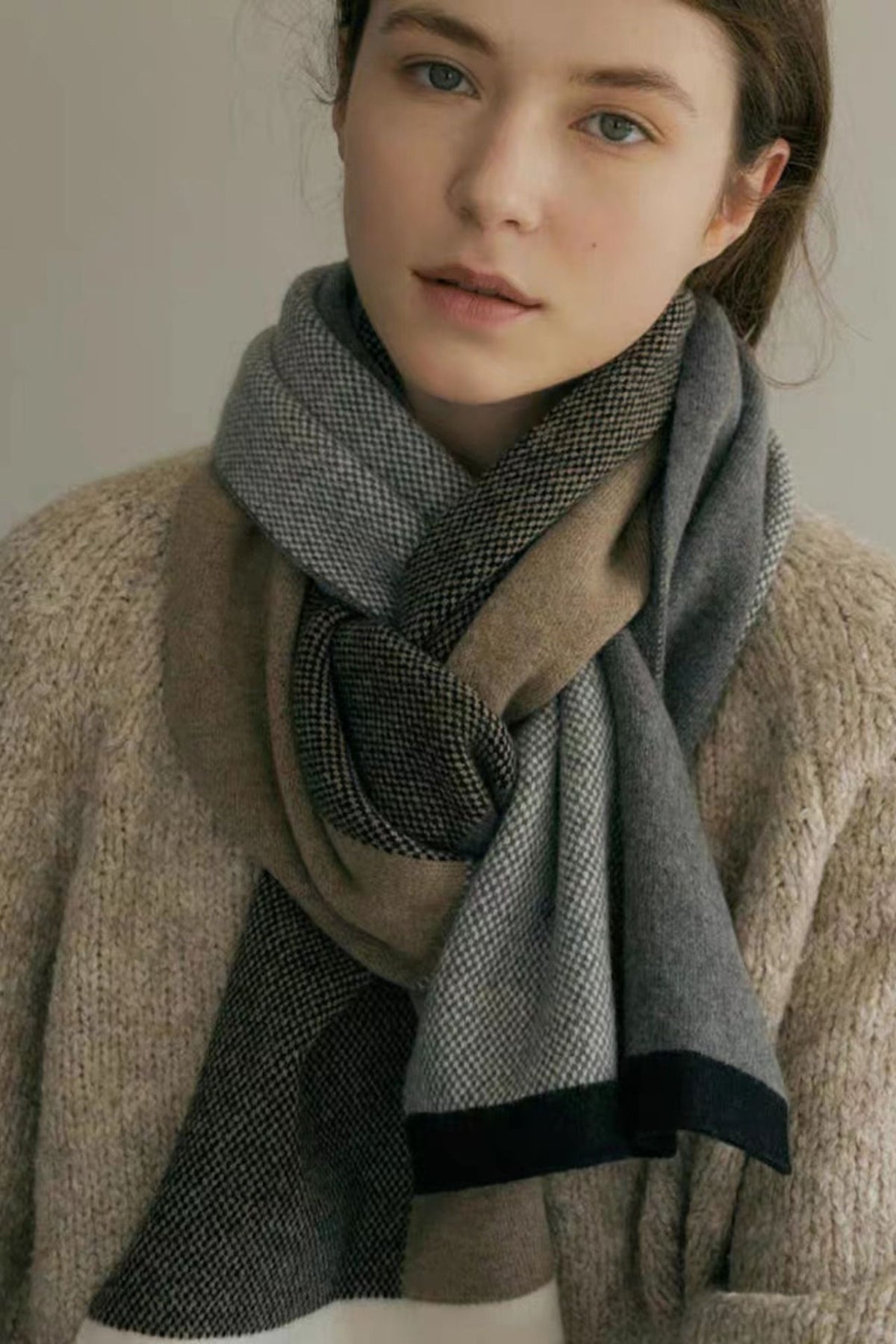 Thermal Contrast Acrylic Scarf - The Daily Makeover