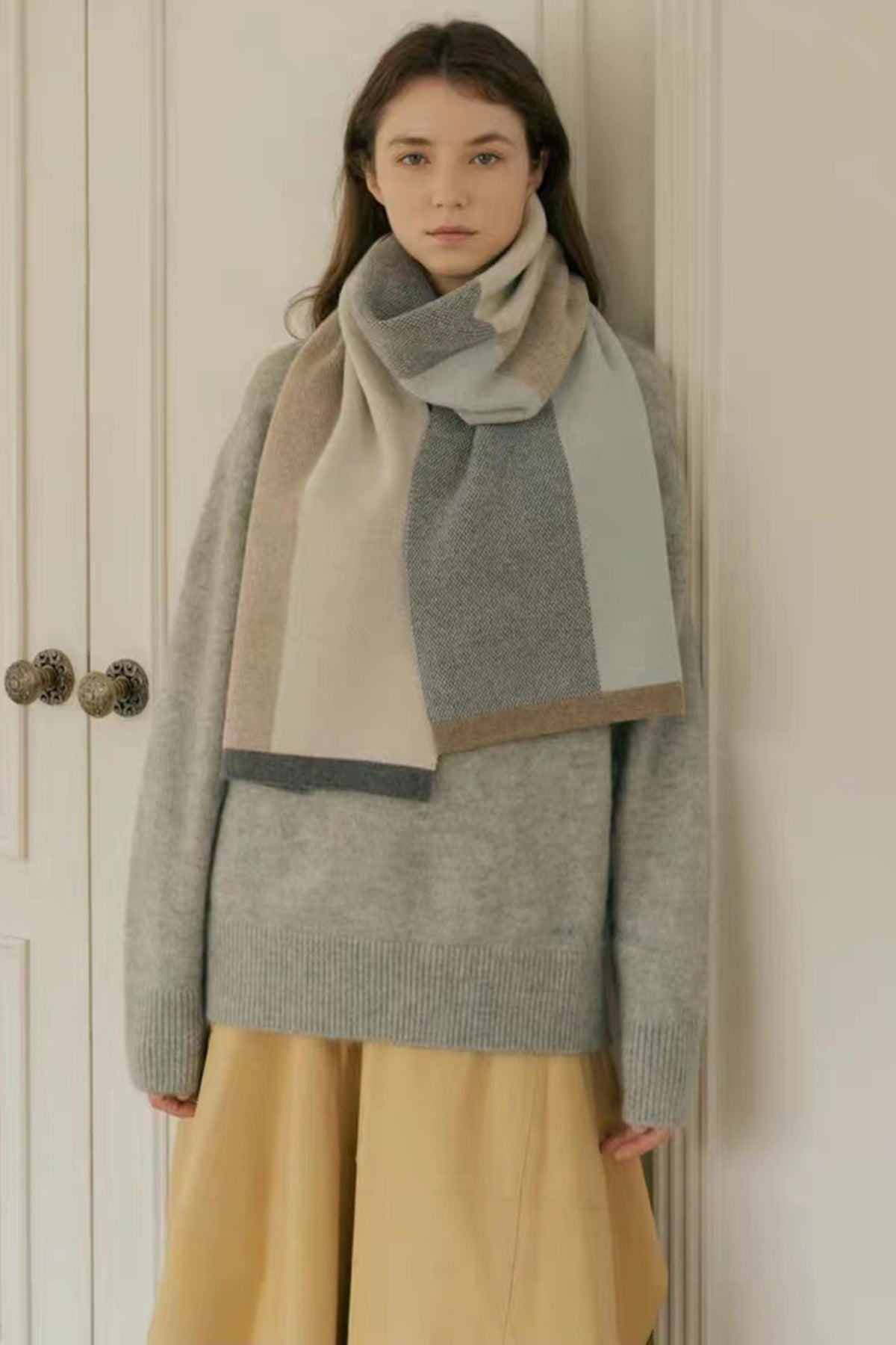 Thermal Contrast Acrylic Scarf - The Daily Makeover